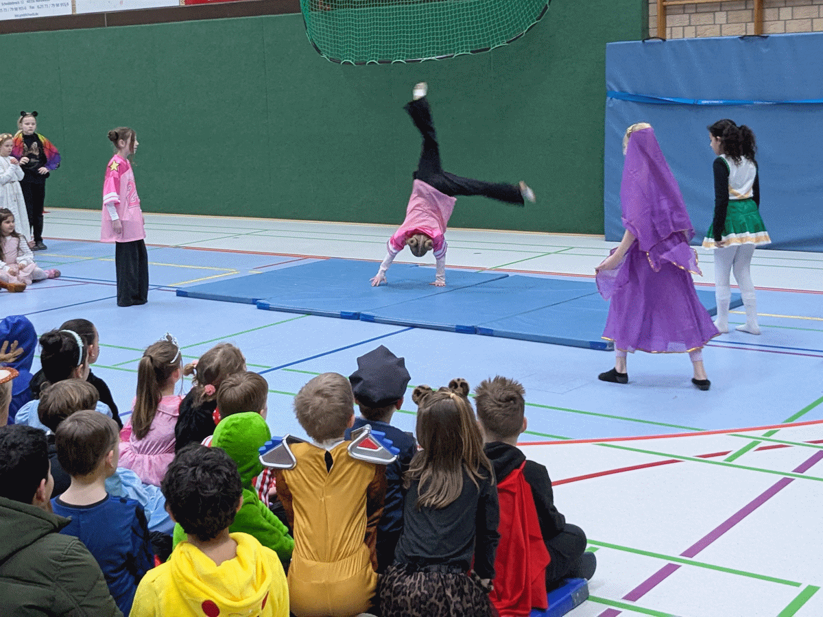 Akrobatische Tanzeinlage von Kindern der 4a und 4b
