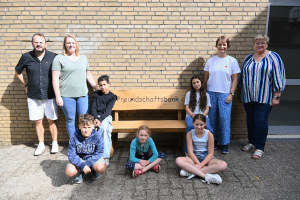 „Setz dich auf die Freundschaftsbank, um jemanden zum Spielen zu finden“ - Neue Freundschaftsbank